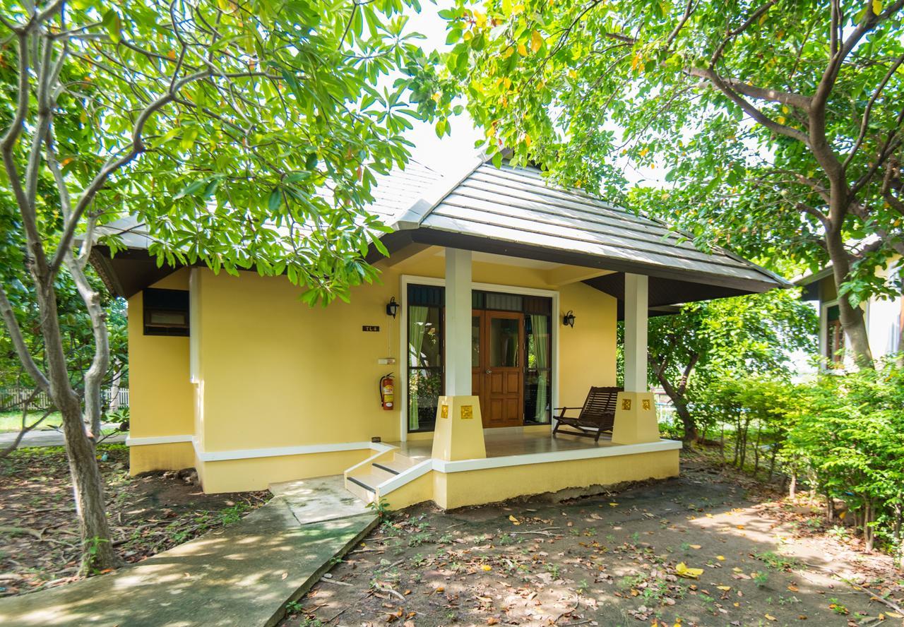 Baan Talay See Cream Resort Samut Songkhram Exterior photo