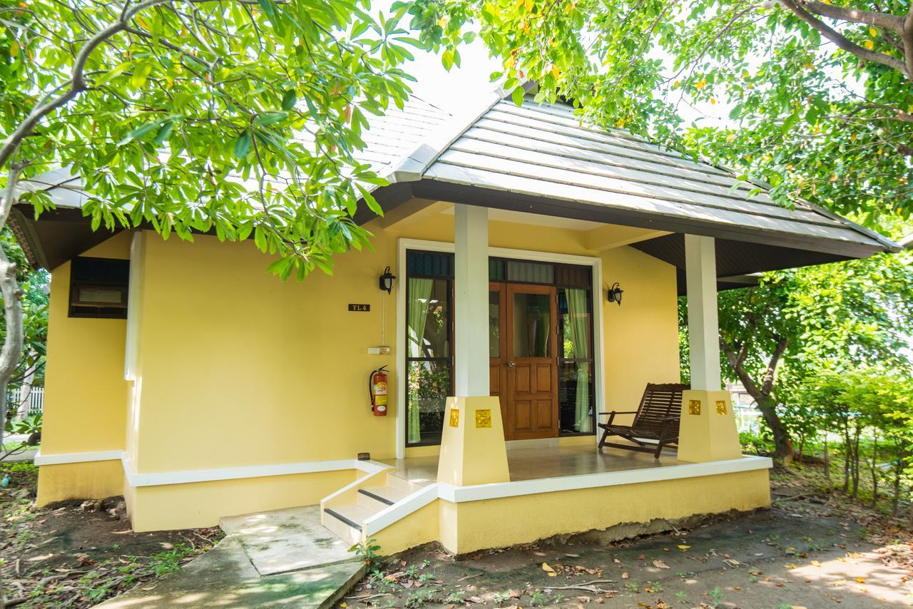 Baan Talay See Cream Resort Samut Songkhram Exterior photo