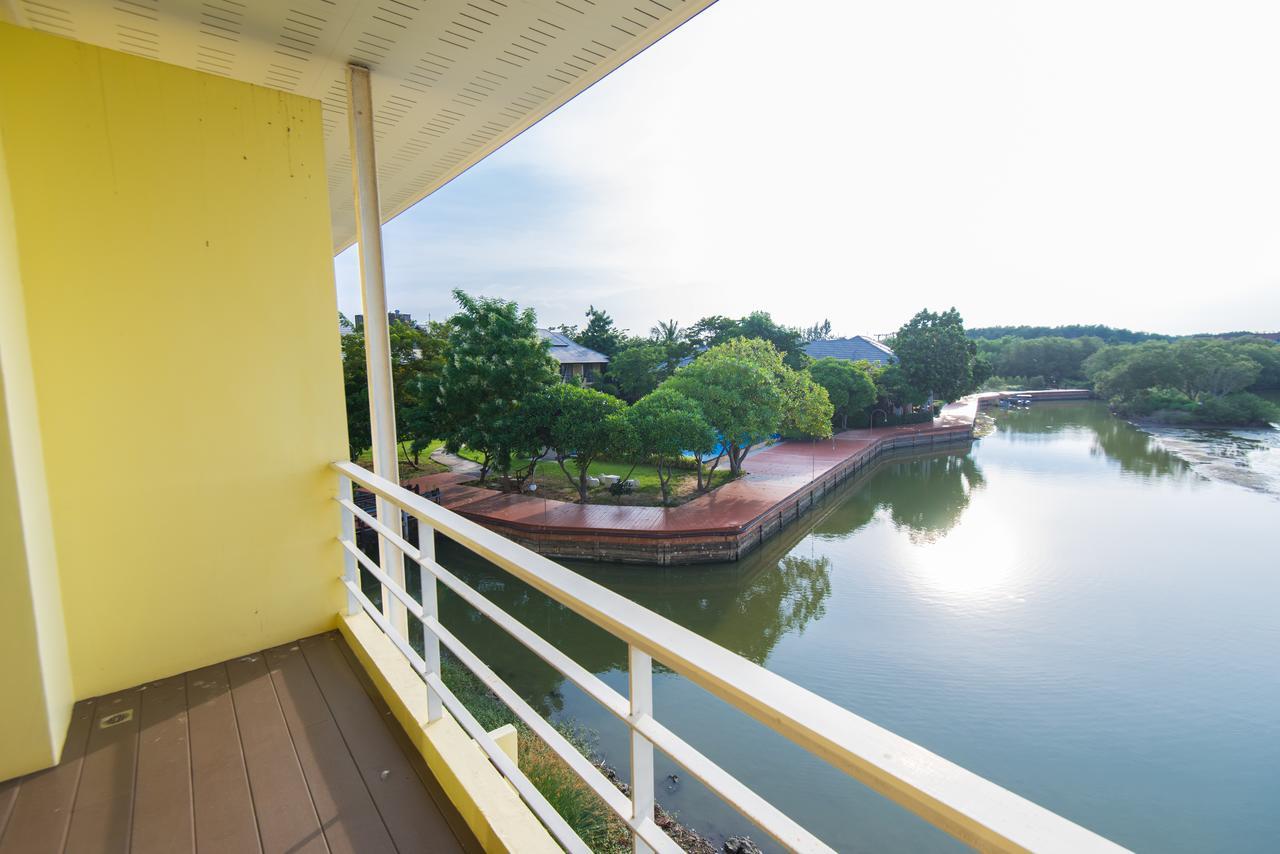 Baan Talay See Cream Resort Samut Songkhram Exterior photo