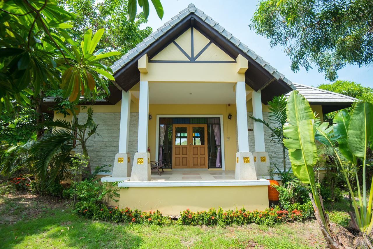 Baan Talay See Cream Resort Samut Songkhram Exterior photo
