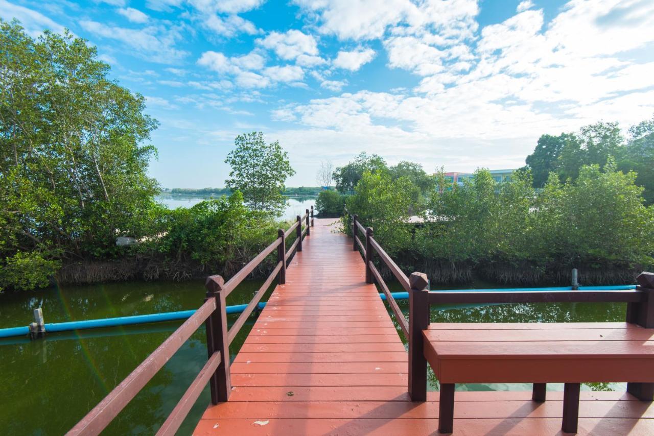Baan Talay See Cream Resort Samut Songkhram Exterior photo