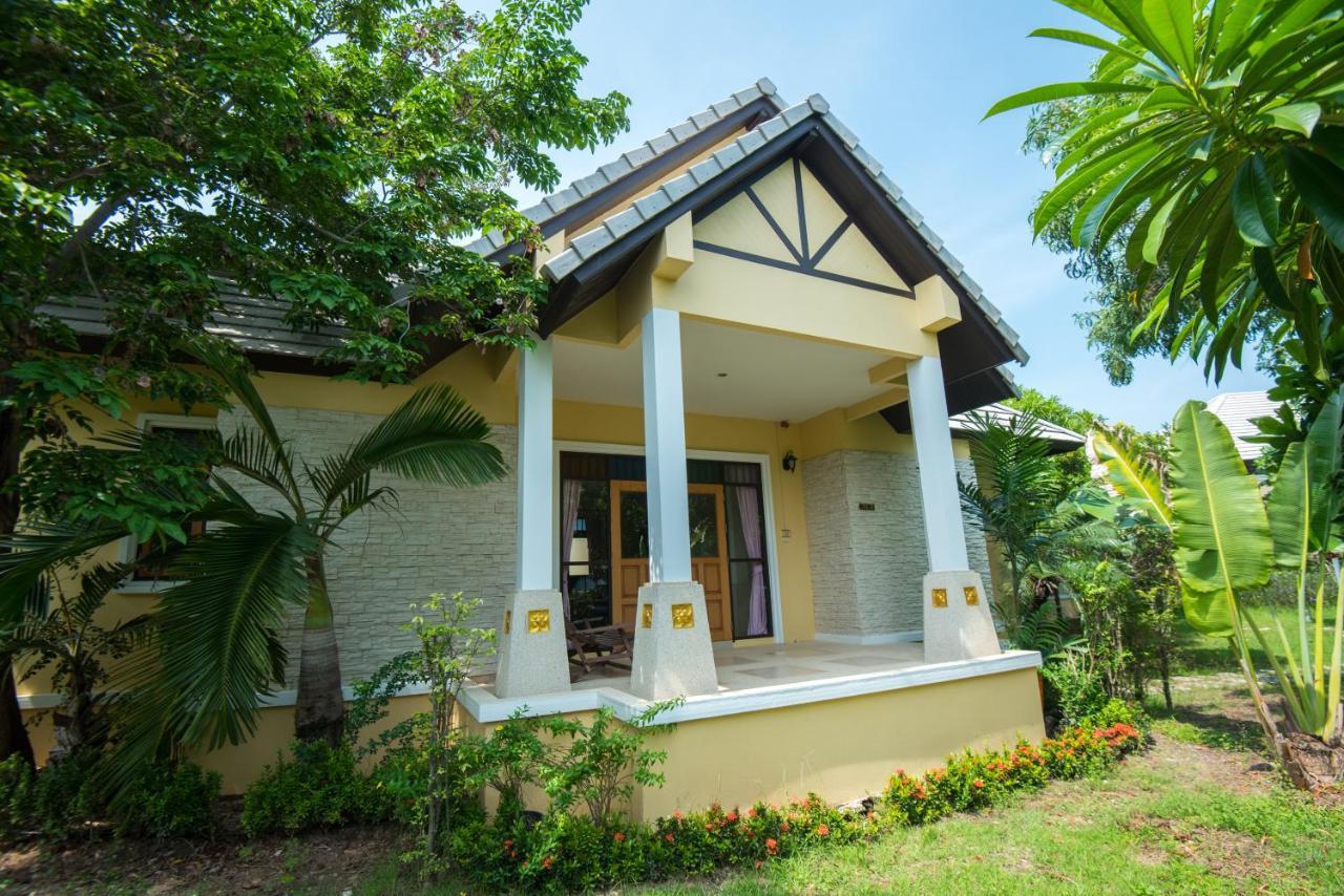 Baan Talay See Cream Resort Samut Songkhram Exterior photo